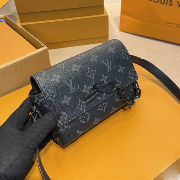 Louis Vuitton Handbag · P165