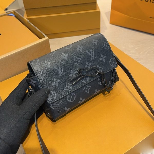 p165 Lv steamer wearable黑花盒子包 22年10月才上市的最新款～ 男女同款 可甜可盐 颜值很高
