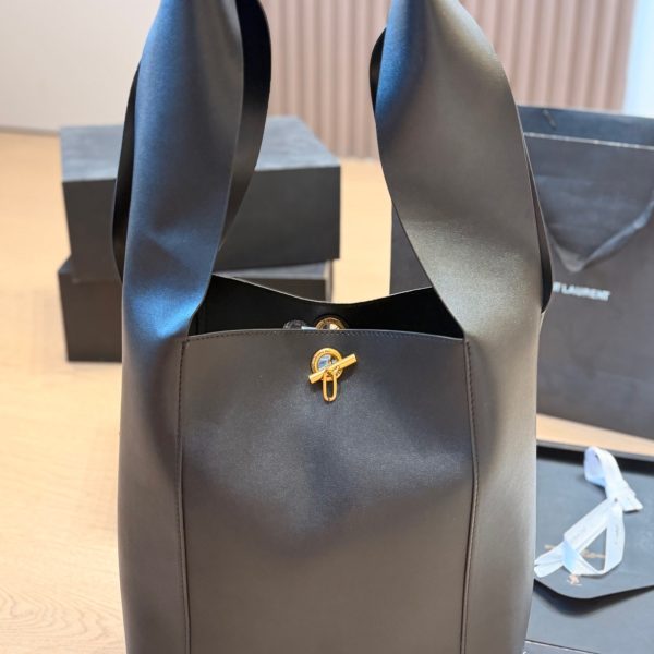 Saint Laurent black shoulder bag · 27x30 · P265