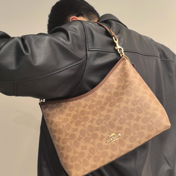 COACH~蔻驰爆款流浪包新配色来啦~ 蔻驰 Lauren Shoulder 单肩包 爆款流浪包出新配色啦~ 还没入手的