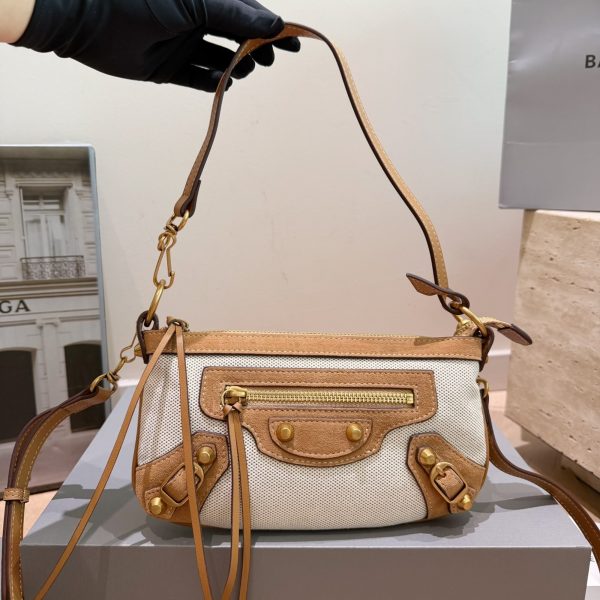 Le City-Style Leather Shoulder Bag, P250 Folding Gift Box