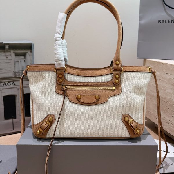 Le City Small Leather Shoulder Bag, Ref. P305, Fold-Over Box