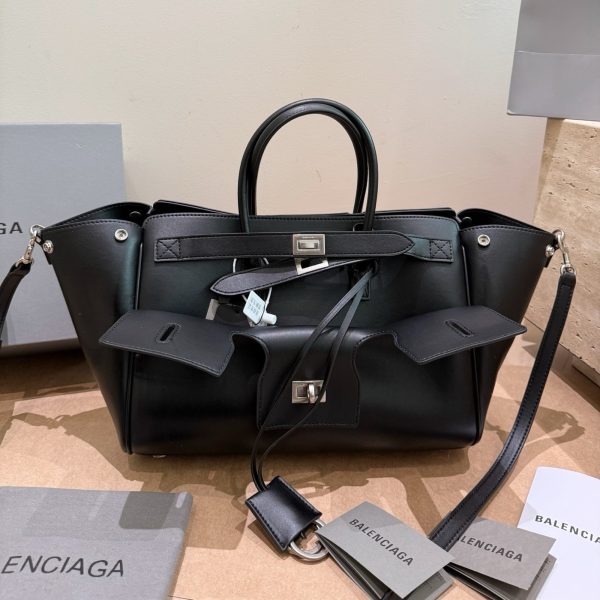 Small Structured Top-Handle Bag with Kardashian-Style Look, Ref P335
