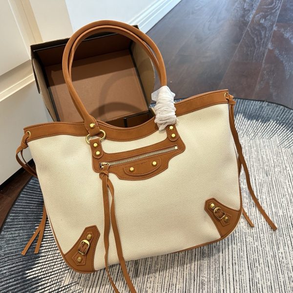 beige and brown tote · P215
