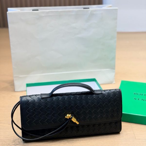Bottega Veneta Knot Intrecciato Clutch in Black, P190