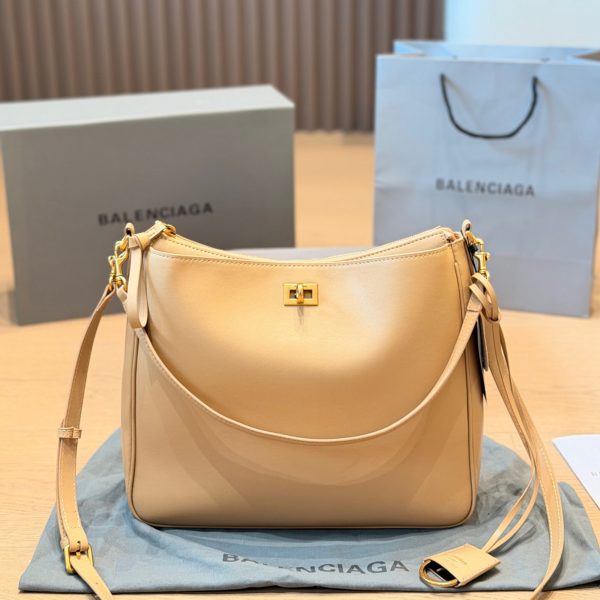 beige hobo · P255