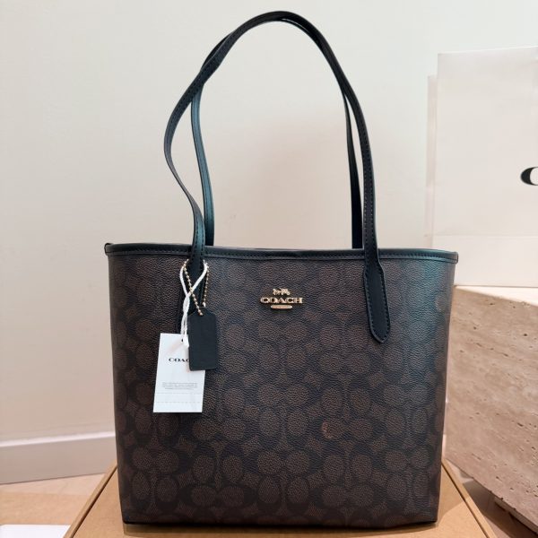 Coach City Tote in Signature Canvas, 26 × 24 cm, P190