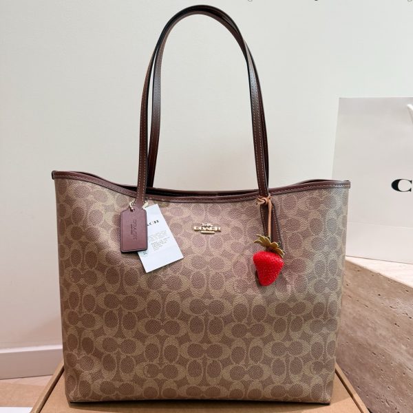 Coach City33 Tote 35x27cm with Strawberry Charm P235