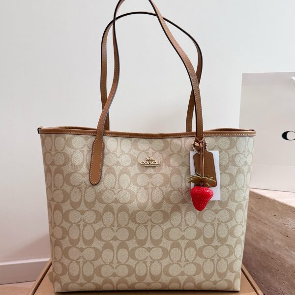 Coach City33 Tote with Strawberry Charm, 35 x 27 cm, P235