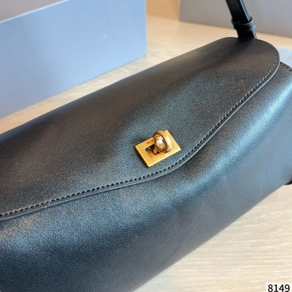 p260 Balenciaga Rodeo 骑迹包​​，光滑小牛皮，金色五金和可拆卸宽肩带，翻盖搭扣设计，斜挎单肩都能背