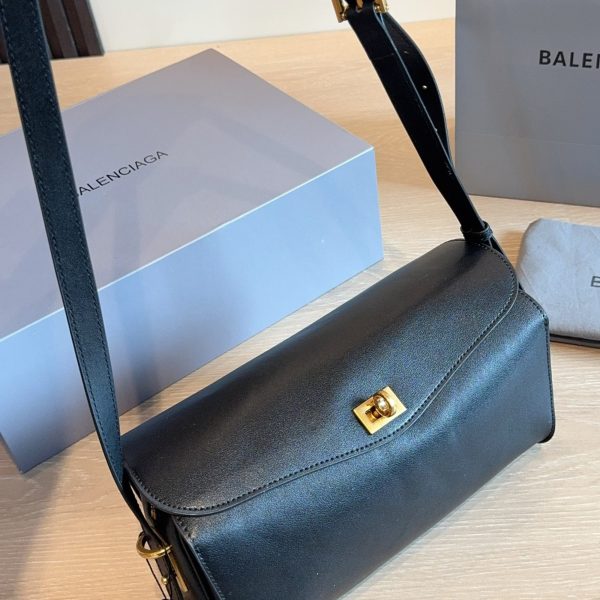 p260 Balenciaga Rodeo 骑迹包​​，光滑小牛皮，金色五金和可拆卸宽肩带，翻盖搭扣设计，斜挎单肩都能背