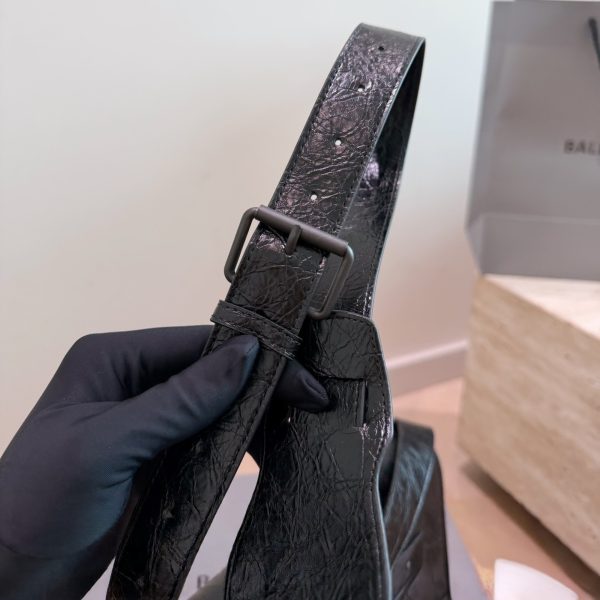 P285 Balenciaga 巴黎世家邮差口盖黑银机车包，采用黑色牛皮，银色五金+铆钉设计，酷飒有型！配可调节肩带和手