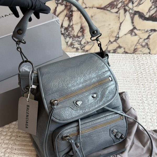 p305 Balenciaga 机车背包​​，黑色皱褶皮革，金色五金 + 铆钉装饰。 - ​​材质​​： 皱褶皮革￼ （