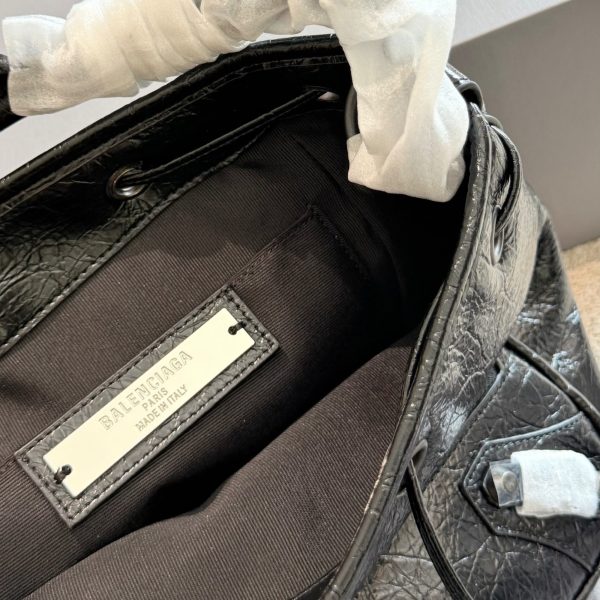 p305 Balenciaga 机车背包​​，黑色皱褶皮革，金色五金 + 铆钉装饰。 - ​​材质​​： 皱褶皮革￼ （