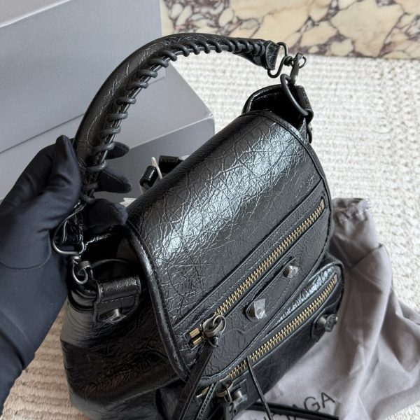 p305 Balenciaga 机车背包​​，黑色皱褶皮革，金色五金 + 铆钉装饰。 - ​​材质​​： 皱褶皮革￼ （