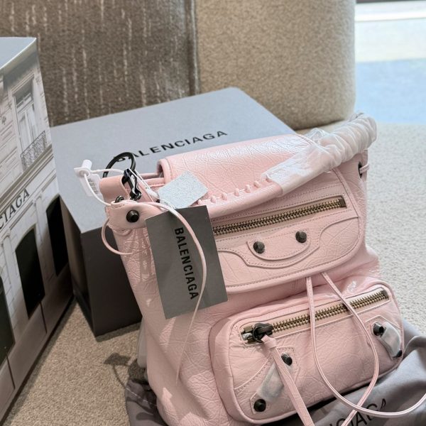 p305 Balenciaga 机车背包​​，黑色皱褶皮革，金色五金 + 铆钉装饰。 - ​​材质​​： 皱褶皮革￼ （