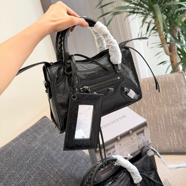 p305p315p325 巴黎世家Le City机车包​​ 巴黎世家Le City机车包，黑色头层牛皮，质感细腻耐用，做