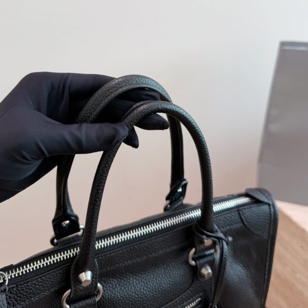 P320 Balenciaga 小号 巴黎世家Classic City系列黑银机车包，采用黑色荔枝纹牛皮，银色五金+铆钉