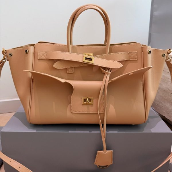 P335 P335 P295 卡戴珊look 巴黎世家 甲甲卡戴珊(Kim Kardashian)套装巴黎世家家的 (铂