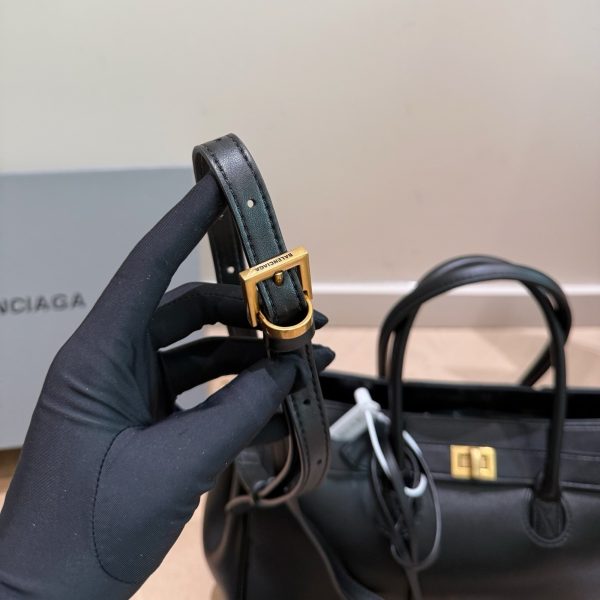 P335小号 卡戴珊look 巴黎世家 甲甲卡戴珊(Kim Kardashian)套装巴黎世家家的 (铂金包Balenc