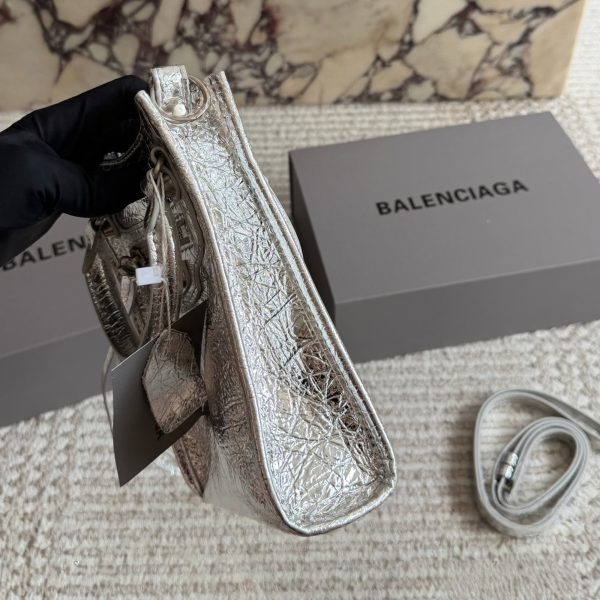 200 原单油腊皮 配盒 Balenciaga经典Neo Cagole迷你机车包 做旧褶皱黑牛皮自带复古做旧肌理，标志性
