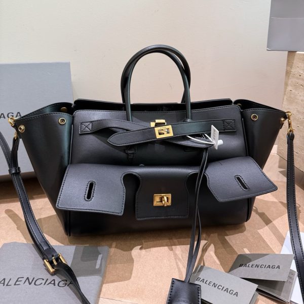 P335小号 卡戴珊look 巴黎世家 甲甲卡戴珊(Kim Kardashian)套装巴黎世家家的 (铂金包Balenc
