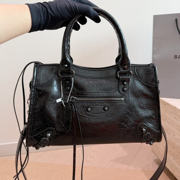 P345 P320 P295 总要为BALENCIAGA机车包买一次单吧黑银酷味十足 银色大钉比小钉更加朋克帅气. 手提