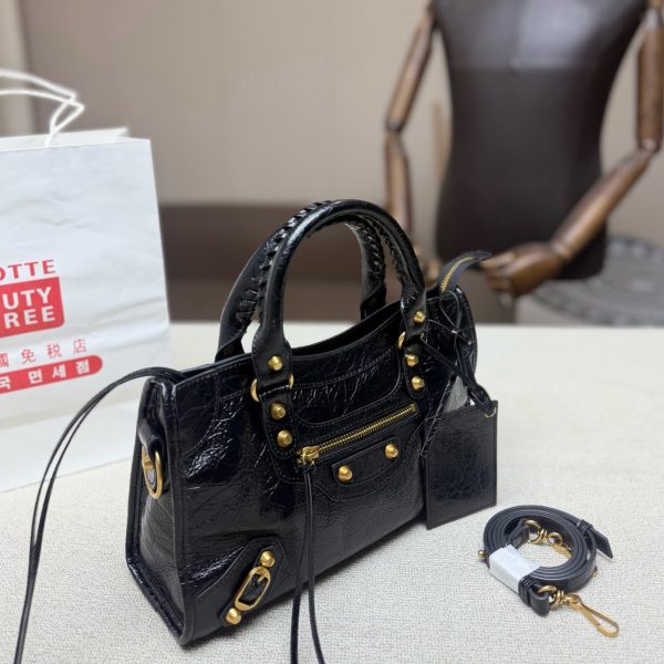 中号P325，无盒 巴黎世家 City机车包，采用黑色油蜡皮，金属铆钉+拉链设计，复古又时髦。小巧轻便，日常通勤或出街都
