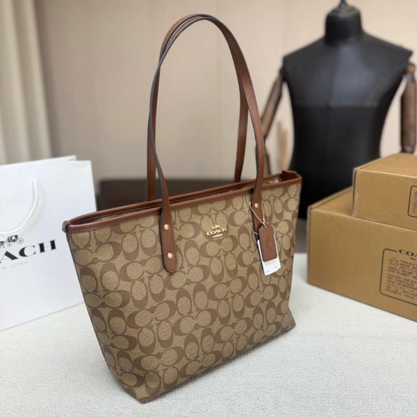 二皮P220，配飞机盒 COACH City30托特包，经典老花帆布+棕色皮革饰边，简约大气超百搭！大容量，通勤日常都能