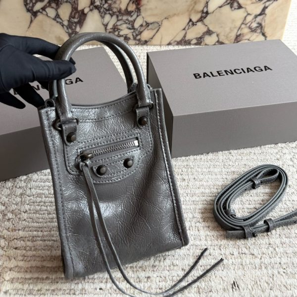 200 原单油腊皮 配盒 Balenciaga经典Neo Cagole迷你机车包 做旧褶皱黑牛皮自带复古做旧肌理，标志性