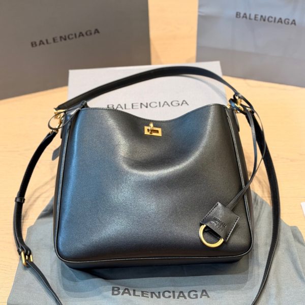 复刻版 p255 Balenciaga 黑色皮质水桶 Hobo 包​​，金色锁扣 + 可调节皮质肩带，可以单肩、斜挎。右