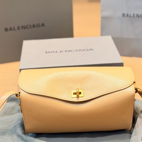 复刻版 p265 Balenciaga 黑色皮质翻盖斜挎包​​，金色锁扣，配可调节皮质肩带，可以单肩、斜挎。右下角有”立