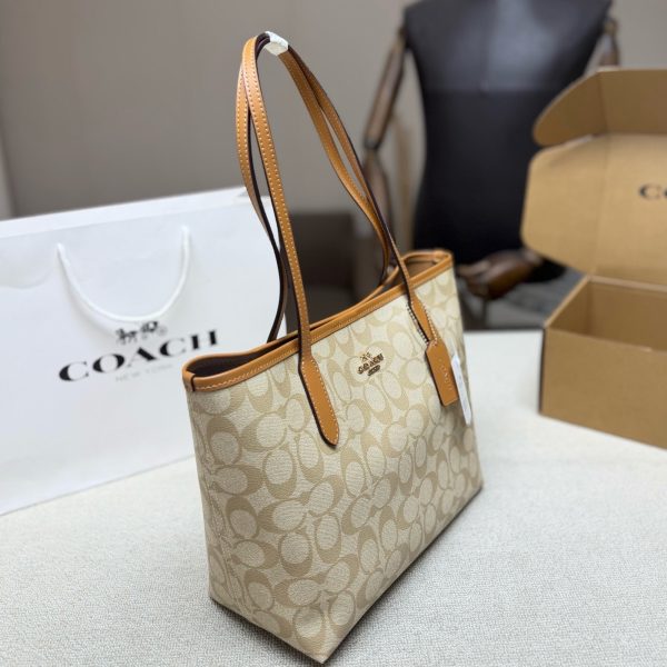 大CP205，配飞机盒 蔻驰City Tote 26托特包，经典Signature涂层帆布+奶茶色皮革饰边，简约大气超百