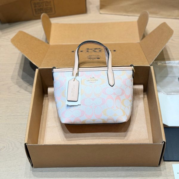 牛皮版本 p175 蔻驰City15迷你托特包​​ 蔻驰City15冰川白迷你托特包，采用优质牛皮，手感细腻耐用，搭配金