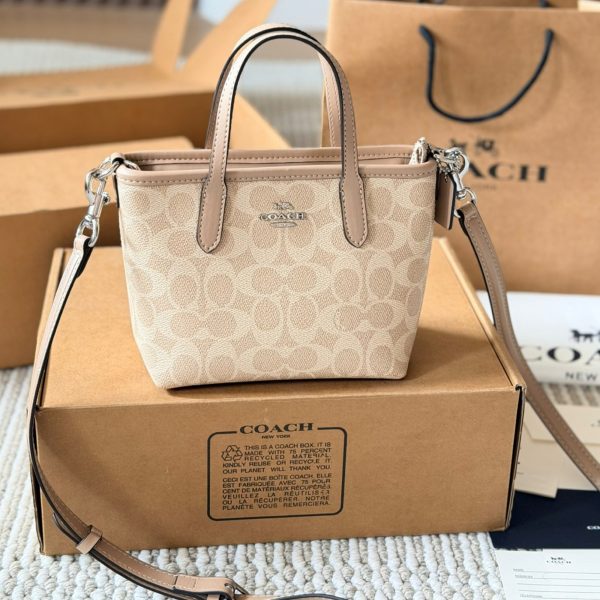牛皮版本 p210 COACH City15迷你托特包​​ COACH City15迷你托特包，粉彩彩虹印花+牛剖层革拼