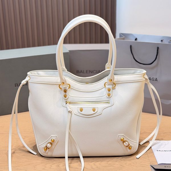 牛皮版本 p215 Balenciaga 机车托特包​​，焦糖棕 棕色小牛皮，金色铆钉装饰 + 拉链细节，顶部双皮质提手