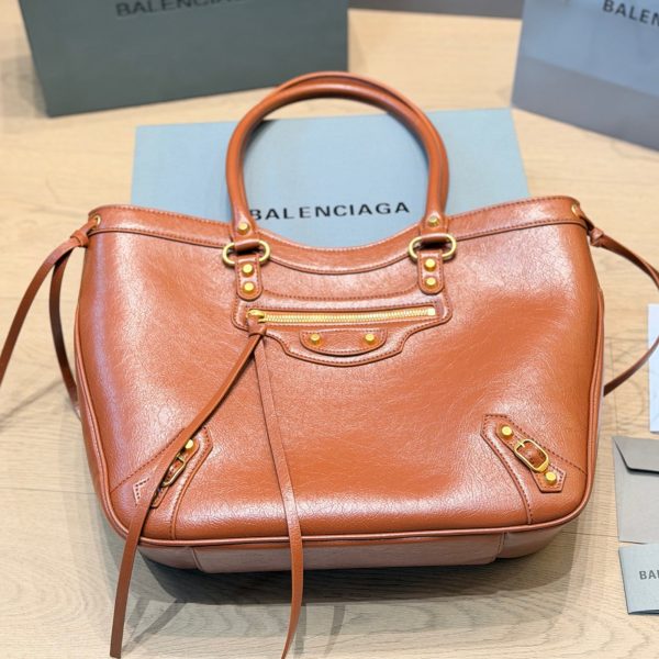牛皮版本 p215 Balenciaga 机车托特包​​，焦糖棕 棕色小牛皮，金色铆钉装饰 + 拉链细节，顶部双皮质提手