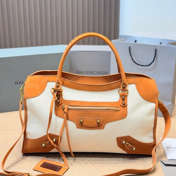 牛皮版本 p230 p220 p210 Balenciaga 机车风拼色旅行袋​​，米白色帆布主体 + 棕色皮革包边和细