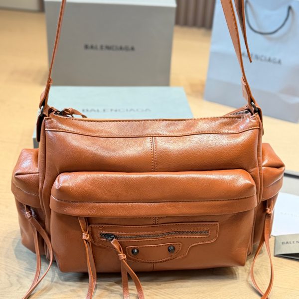 牛皮版本 p250 Balenciaga Rodeo Bag 黑色中号​​，做旧皱褶牛皮，表面有自然的纹理和褶皱感，多口
