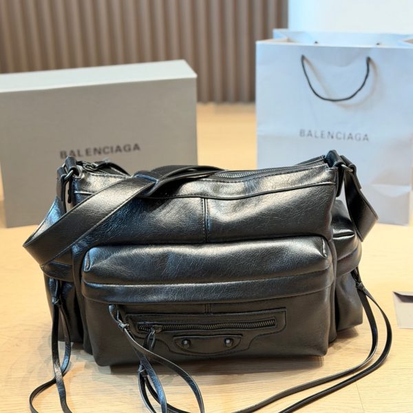 牛皮版本 p250 Balenciaga Rodeo Bag 黑色中号​​，做旧皱褶牛皮，表面有自然的纹理和褶皱感，多口