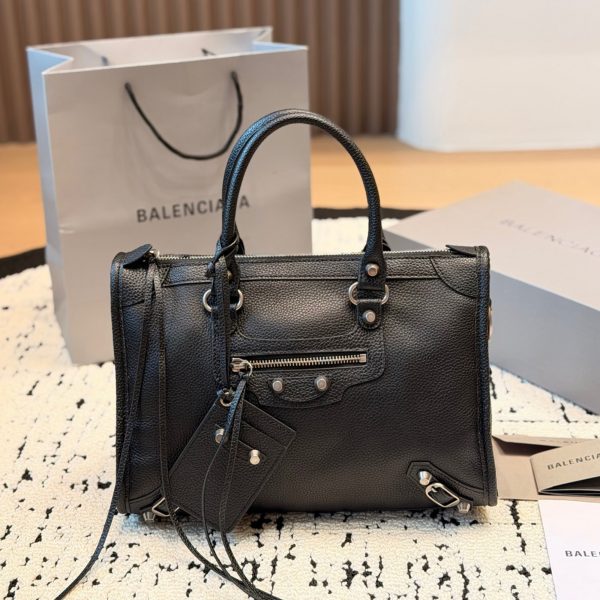 牛皮版本 p320 Balenciaga 小号 巴黎世家Classic City系列黑银机车包，采用黑色荔枝纹牛皮，银色