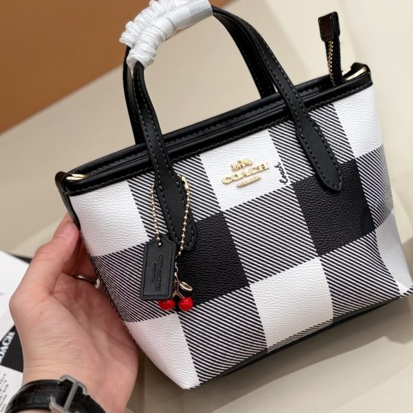 蔻驰特价 P129 飞机盒 City15 菜篮子 格纹限定 Coach City15迷你菜篮子格纹限定 黑白格纹与蓝白格