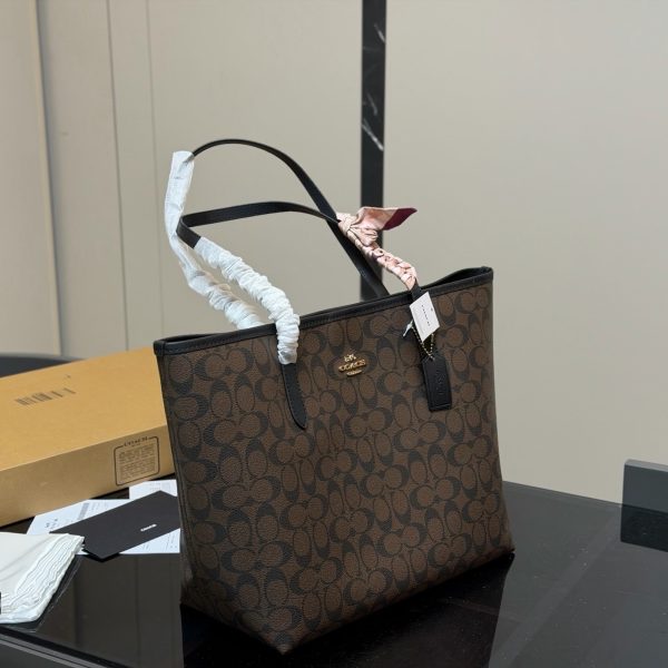 蔻驰特价 ¥134 配飞机盒 size：35 27cm 蔻驰 新款吸扣单面city托特包 经典logo购物袋tote包