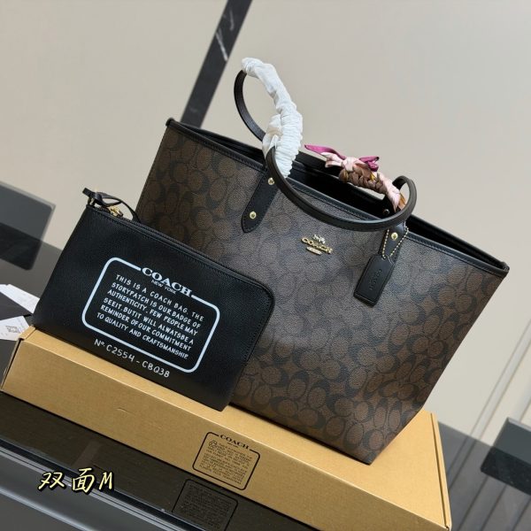 蔻驰特价 ¥144 飞机盒 size：35 27cm 蔻驰 city托特包双面 经典logo购物袋tote包 大爆款 分