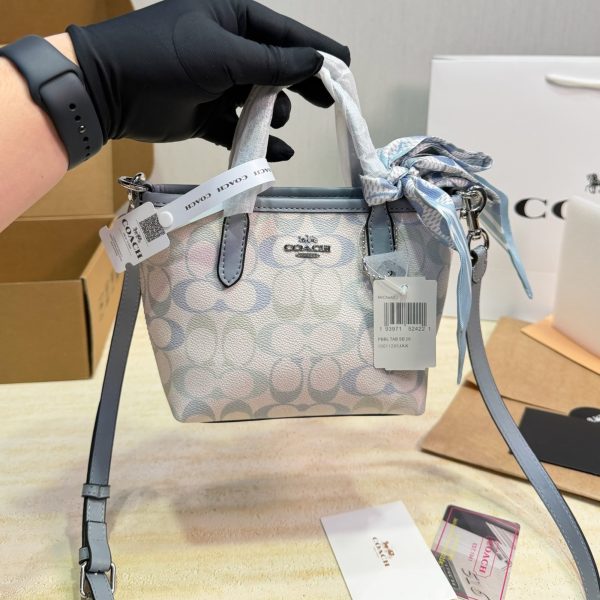 蔻驰特价 牛皮版本 p129 COACH City15迷你托特包 COACH City15迷你托特包，粉彩彩虹印花+牛剖