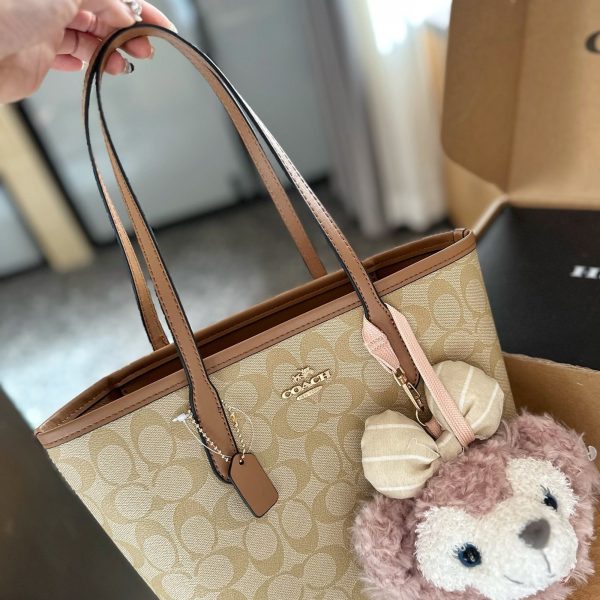 蔻驰特价 送挂件p134 飞机盒包装 Coach家新品小号city托特包 大爆款 分分钟断货！ 搭配不同衣服 一年四季都