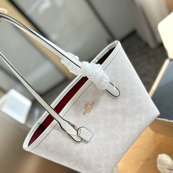 蔻驰特价 送挂件p134 飞机盒包装 Coach家新品小号city托特包 大爆款 分分钟断货！ 搭配不同衣服 一年四季都