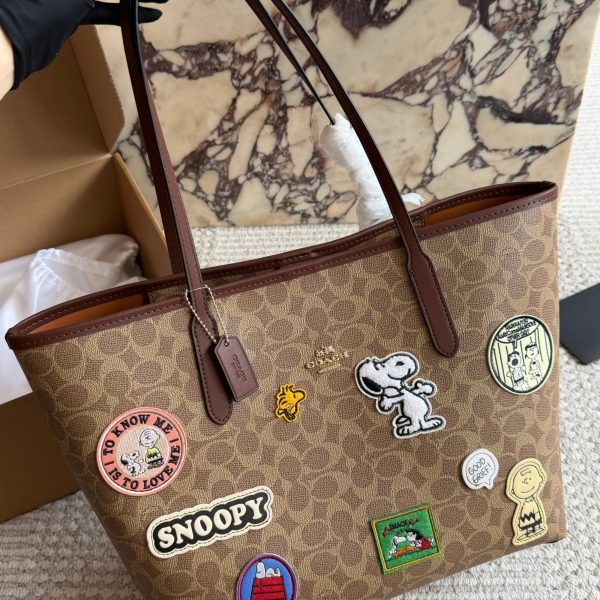 配盒 size：35 27cm coach家 吸扣单面city托特包 经典logo购物袋tote包 大爆款 分分钟断货！