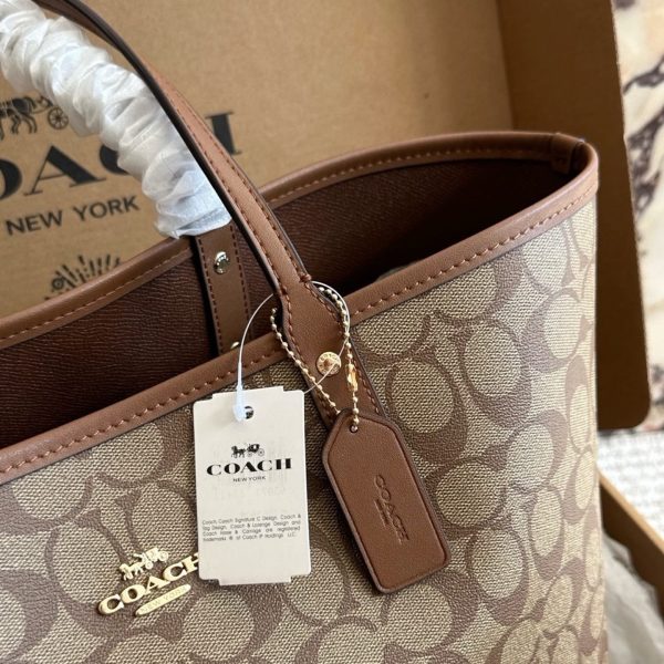 配盒¥175 size：35 27cm coach 家 经典双面city托特包 经典logo购物袋tote包 大爆款 分