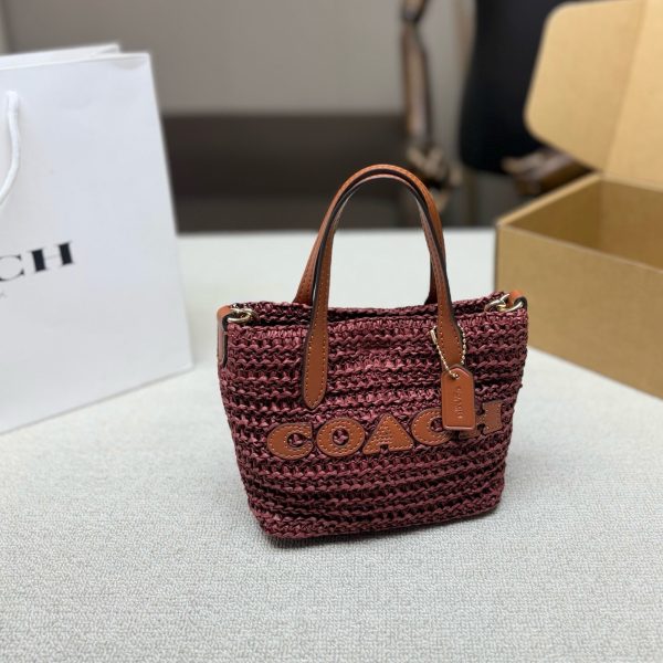 颜色合集 P195 飞机盒 COACH City 15草编包是夏日限定，拉菲草编织+皮革手柄，轻盈又有度假氛围感。正面“